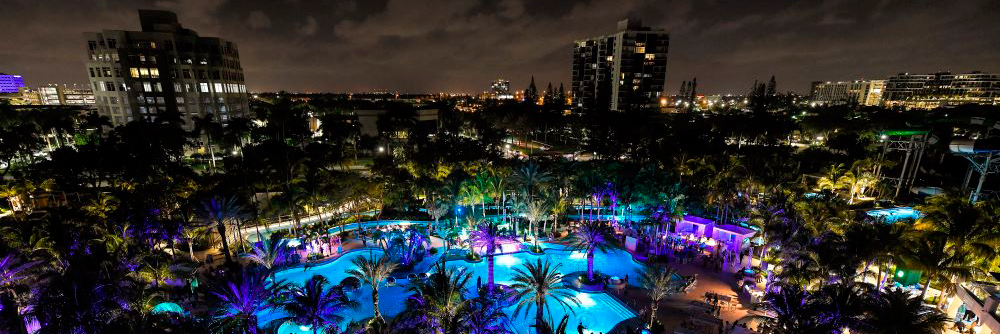 Um parque aquático em Miami à noite